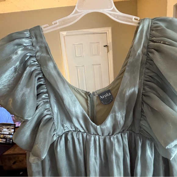 BRAND NEW! Shimmer dress with ruffle sleeves - Picture 5 of 7